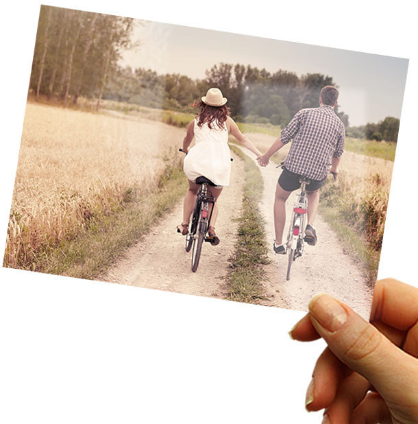 content echte postkarte in hand mit